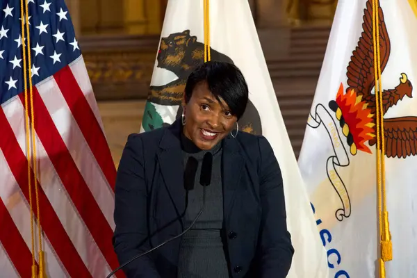 San Francisco, CA - 31 Ocak 2024: Kimberly Ellis, Kadın Statüsü Bölümü Müdürü, Körfez Kürtaj Hakları Koalisyonu 'nun birinci yıldönümü için basın toplantısında konuşma yaptı.