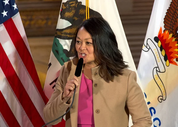 San Francisco, CA - 31 Ocak 2024: Belediye Yöneticisi Carmen Chu, Körfez Kürtaj Hakları Koalisyonu 'nun birinci yıldönümü için basın toplantısında konuşma yaptı.