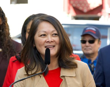 San Francisco, CA - 6 Şubat 2024: Carmen Chu, Çin Mahallesi 'nde Yeni Yıl için kamu güvenliği, sokak temizliği ve küçük işletme desteği konusundaki çabaları güncelliyor