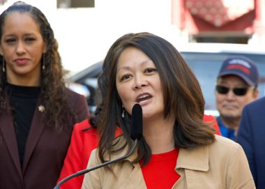 San Francisco, CA - 6 Şubat 2024: Carmen Chu, Çin Mahallesi 'nde Yeni Yıl için kamu güvenliği, sokak temizliği ve küçük işletme desteği konusundaki çabaları güncelliyor