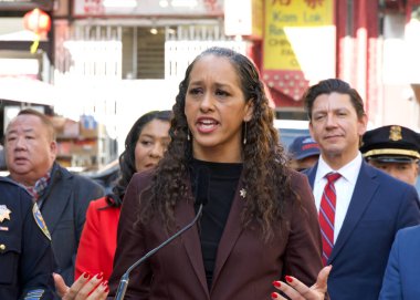 San Francisco, CA - 6 Şubat 2024: Savcı Brooke Jenkins, Çin Mahallesi 'nde ve Çin Mahallesi' nde Ejderhanın Yeni Yılı ve Yılı ile ilgili gelişmeleri aktarıyor.