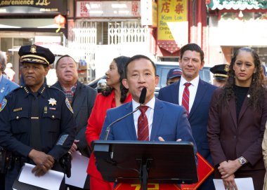 San Francisco, CA - 6 Şubat 2024: David Chiu Çin Mahallesi 'nde Lunar New Yea için kamu güvenliği, sokak temizliği ve küçük işletme desteği konusundaki çabaları güncelliyor