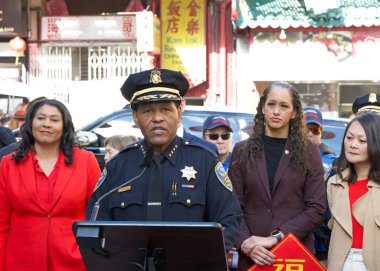 San Francisco, CA - 6 Şubat 2024: Polis Şefi Bill Scott, Çin Mahallesi 'nde ve Çin Mahallesi' nde Ejderhanın Yeni Yılı ve Yılı ile ilgili gelişmeleri aktarıyor