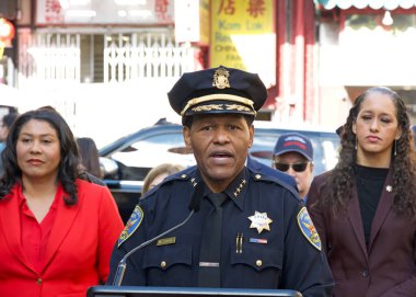 San Francisco, CA - 6 Şubat 2024: Polis Şefi Bill Scott, Çin Mahallesi 'nde ve Çin Mahallesi' nde Ejderhanın Yeni Yılı ve Yılı ile ilgili gelişmeleri aktarıyor