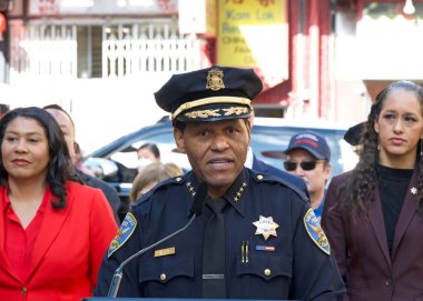 San Francisco, CA - 6 Şubat 2024: Polis Şefi Bill Scott, Çin Mahallesi 'nde ve Çin Mahallesi' nde Ejderhanın Yeni Yılı ve Yılı ile ilgili gelişmeleri aktarıyor