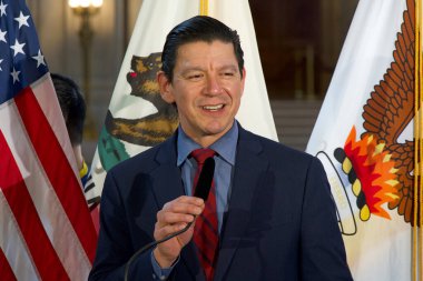 San Francisco, CA - 8 Şubat 2024: Joaquin Torres, Belediye Binası 'nda yapılan basın toplantısında Ay Yılbaşı Mührü' nün yıllık açılışı için konuşma yapacak.