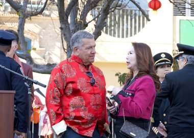 San Francisco, CA - 10 Şubat 2024 Çin Yeni Yılı 'nın Çin Mahallesi' ndeki açılış töreninde Denetmen Matt Dorsey Ejderha Yılı 'nın gelişini kutluyor..