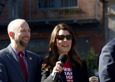 San Francisco, CA - 10 Şubat 2024 Çin Yeni Yılı 'nın Çin Mahallesi' ndeki açılış töreninde Denetmen Catherine Stefani Ejderha Yılı 'nın gelişini kutladı..