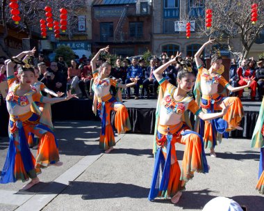 San Francisco, CA - 10 Şubat 2024: Çin Yeni Yılı 'nın Çin Mahallesi' nde düzenlenen açılış töreninde Genç Dansçılar Ejderha Yılı 'nın gelişini kutluyor..