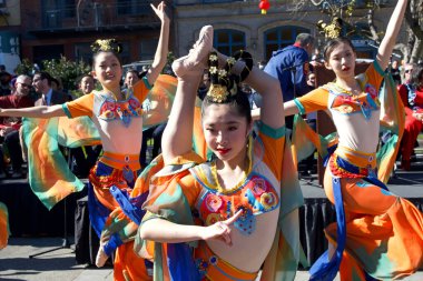 San Francisco, CA - 10 Şubat 2024: Çin Yeni Yılı 'nın Çin Mahallesi' nde düzenlenen açılış töreninde Genç Dansçılar Ejderha Yılı 'nın gelişini kutluyor..