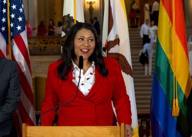 San Francisco, CA - 14 Şubat 2024: Belediye Başkanı London Breed, aynı cinsiyet evlilik ruhsatlarını yayınlamaya başladıklarında, Aşk Kışı 'nın 20. yıldönümü için basın toplantısında konuşma yaptı.