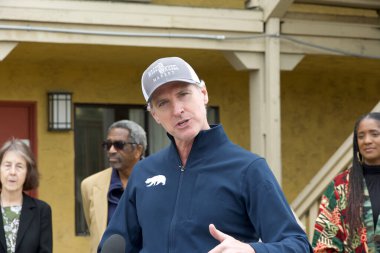 Oakland, CA - 16 Şubat 2024: Kaliforniya Valisi Gavin Newsom Ev Anahtarı Konut Programı hakkında basın toplantısında konuşuyor