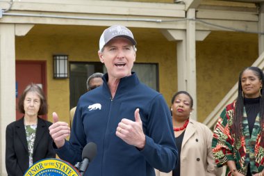 Oakland, CA - 16 Şubat 2024: Kaliforniya Valisi Gavin Newsom Ev Anahtarı Konut Programı hakkında basın toplantısında konuşuyor