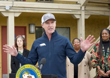 Oakland, CA - 16 Şubat 2024: Kaliforniya Valisi Gavin Newsom Ev Anahtarı Konut Programı hakkında basın toplantısında konuşuyor
