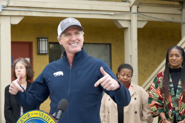 Oakland, CA - 16 Şubat 2024: Kaliforniya Valisi Gavin Newsom Ev Anahtarı Konut Programı hakkında basın toplantısında konuşuyor