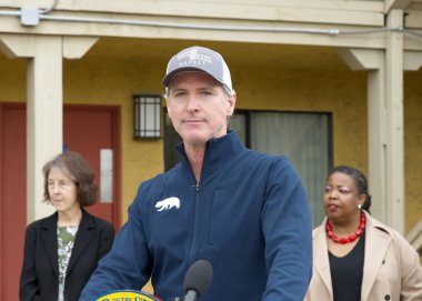 Oakland, CA - 16 Şubat 2024: Kaliforniya Valisi Gavin Newsom Ev Anahtarı Konut Programı hakkında basın toplantısında konuşuyor