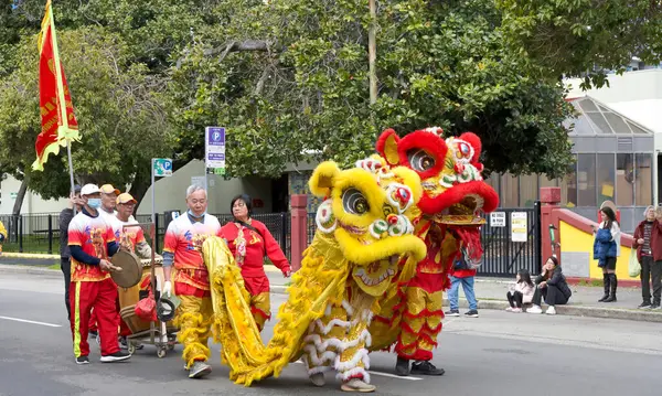 Oakland, CA - 18 Şubat 2024: Oaklands Çin Mahallesi 'nde düzenlenen 2..
