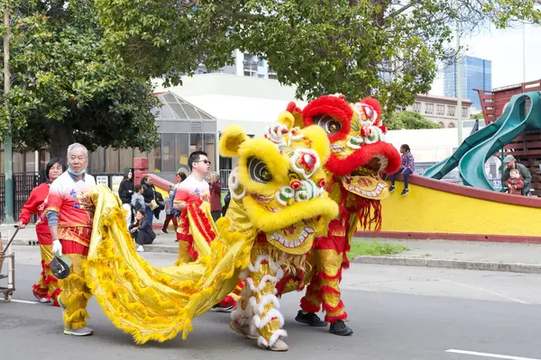 Oakland, CA - 18 Şubat 2024: Oaklands Çin Mahallesi 'nde düzenlenen 2..