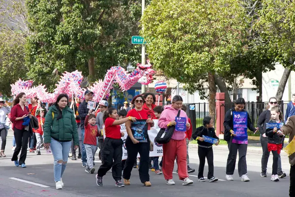 Oakland, CA - 18 Şubat 2024: Oaklands Çin Mahallesi 'nde düzenlenen 2..