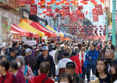 San Francisco, CA - 24 Şubat 2024: Çin Mahallesi 'ndeki Çin Yeni Yılı panayırının keyfini çıkaran kimliği belirsiz katılımcılar, Çin dışındaki en büyük Çin Mahallesi..