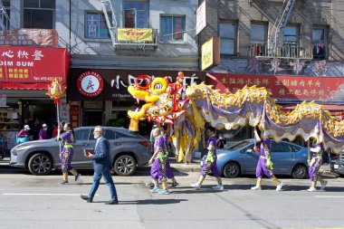 San Francisco, CA - 24 Şubat 2024: Denetmen Aaron Peskin, Çin Mahallesi 'nin ana caddelerinde yeni yıl kutlamaları için aslan dansçılarıyla yürüyor..
