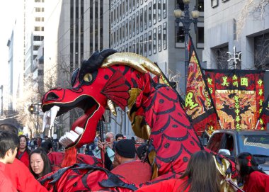 San Francisco, CA - 24 Şubat 2024: Kimliği belirsiz katılımcılar Çin Yeni Yıl Geçidi 'nde sahneye çıkmadan önce ejderhalarıyla alıştırma yapıyorlar..