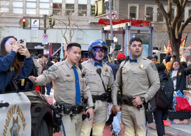 San Francisco, CA - 24 Şubat 2024: Çin Yeni Yıl Geçidi, dünyanın en iyi 10 geçit töreninden biri ve Asya dışındaki türünün en büyük kutlamalarından biri.