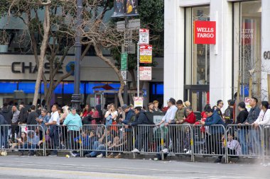 San Francisco, CA - 24 Şubat 2024: İzleyiciler, dünyanın en iyi 10 geçit töreninden biri olan ve Asya dışındaki türünün en büyük kutlamalarından biri olan Çin Yeni Yıl Geçidi için sokaklara döküldü