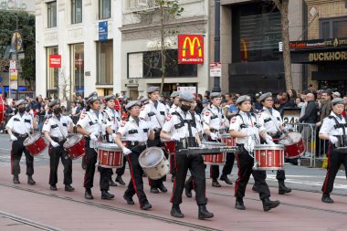 San Francisco, CA - 24 Şubat 2024: Çin Yeni Yıl Geçidi 'nin kimliği belirsiz katılımcıları, dünyanın en iyi 10 geçit töreninden biri ve Asya dışındaki türünün en büyük kutlamalarından biri.