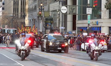 San Francisco, CA - 24 Şubat 2024: Çin Yeni Yıl Geçidi 'nin kimliği belirsiz katılımcıları, dünyanın en iyi 10 geçit töreninden biri ve Asya dışındaki türünün en büyük kutlamalarından biri.