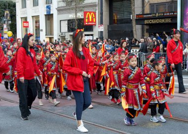 San Francisco, CA - 24 Şubat 2024: Çin Yeni Yıl Geçidi 'nin kimliği belirsiz katılımcıları, dünyanın en iyi 10 geçit töreninden biri ve Asya dışındaki türünün en büyük kutlamalarından biri.