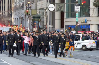 San Francisco, CA - 24 Şubat 2024: Çin Yeni Yıl Geçidi 'nin kimliği belirsiz katılımcıları, dünyanın en iyi 10 geçit töreninden biri ve Asya dışındaki türünün en büyük kutlamalarından biri.