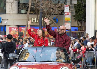 San Francisco, CA - 24 Şubat 2024: Çin Yeni Yıl Geçit Töreni 'ne katılan Denetmen Rafael Mandeleman, dünyanın en iyi 10 geçit töreninden biri ve Asya dışındaki türünün en büyük kutlamalarından biri.