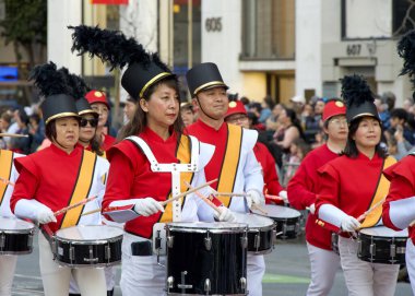 San Francisco, CA - 24 Şubat 2024: Çin Yeni Yıl Geçidi 'nin kimliği belirsiz katılımcıları, dünyanın en iyi 10 geçit töreninden biri ve Asya dışındaki türünün en büyük kutlamalarından biri.