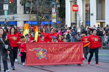 San Francisco, CA - 24 Şubat 2024: Çin Yeni Yıl Geçidi 'nin kimliği belirsiz katılımcıları, dünyanın en iyi 10 geçit töreninden biri ve Asya dışındaki türünün en büyük kutlamalarından biri.