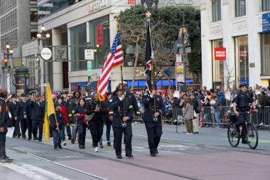 San Francisco, CA - 24 Şubat 2024: Çin Yeni Yıl Geçidi 'nin kimliği belirsiz katılımcıları, dünyanın en iyi 10 geçit töreninden biri ve Asya dışındaki türünün en büyük kutlamalarından biri.