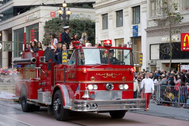 San Francisco, CA - 24 Şubat 2024: Çin Yeni Yıl Geçidi 'nin kimliği belirsiz katılımcıları, dünyanın en iyi 10 geçit töreninden biri ve Asya dışındaki türünün en büyük kutlamalarından biri.