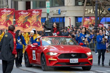 San Francisco, CA - 24 Şubat 2024: Çin Yeni Yıl Geçit Töreni 'ne katılan Büyük Mareşal Awkwafina, dünyanın en iyi 10 geçit töreninden biri ve Asya dışındaki türünün en büyük kutlaması.