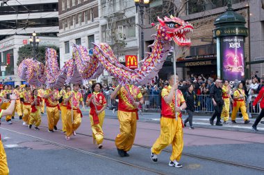 San Francisco, CA - 24 Şubat 2024: Çin Yeni Yıl Geçidi 'nin kimliği belirsiz katılımcıları, dünyanın en iyi 10 geçit töreninden biri ve Asya dışındaki türünün en büyük kutlamalarından biri.