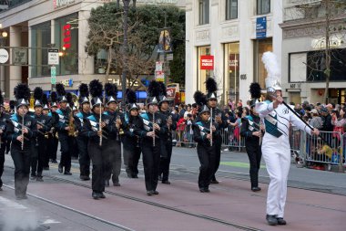 San Francisco, CA - 24 Şubat 2024: Çin Yeni Yıl Geçidi 'nin kimliği belirsiz katılımcıları, dünyanın en iyi 10 geçit töreninden biri ve Asya dışındaki türünün en büyük kutlamalarından biri.