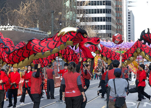 Сан-Франциско, Калифорния - 24 февраля 2024 года: Неизвестные участники разогреваются, тренируясь со своим драконом перед выступлением на Китайском новогоднем параде.