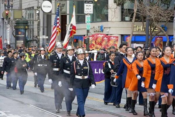 San Francisco, CA - 24 Şubat 2024: Çin Yeni Yıl Geçidi 'nin kimliği belirsiz katılımcıları, dünyanın en iyi 10 geçit töreninden biri ve Asya dışındaki türünün en büyük kutlamalarından biri.