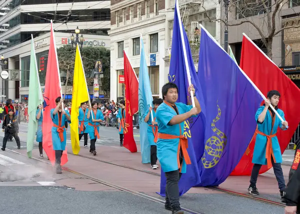 San Francisco, CA - 24 Şubat 2024: Çin Yeni Yıl Geçidi 'nin kimliği belirsiz katılımcıları, dünyanın en iyi 10 geçit töreninden biri ve Asya dışındaki türünün en büyük kutlamalarından biri.