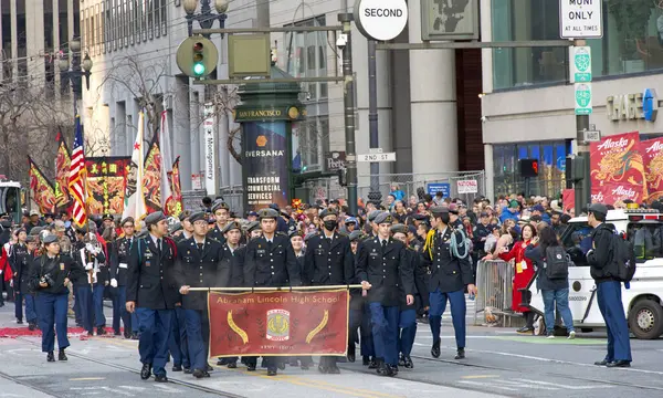 San Francisco, CA - 24 Şubat 2024: Çin Yeni Yıl Geçidi 'nin kimliği belirsiz katılımcıları, dünyanın en iyi 10 geçit töreninden biri ve Asya dışındaki türünün en büyük kutlamalarından biri.