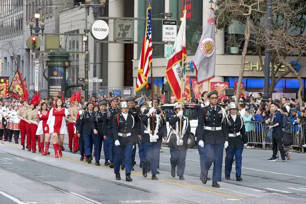 San Francisco, CA - 24 Şubat 2024: Çin Yeni Yıl Geçidi 'nin kimliği belirsiz katılımcıları, dünyanın en iyi 10 geçit töreninden biri ve Asya dışındaki türünün en büyük kutlamalarından biri.
