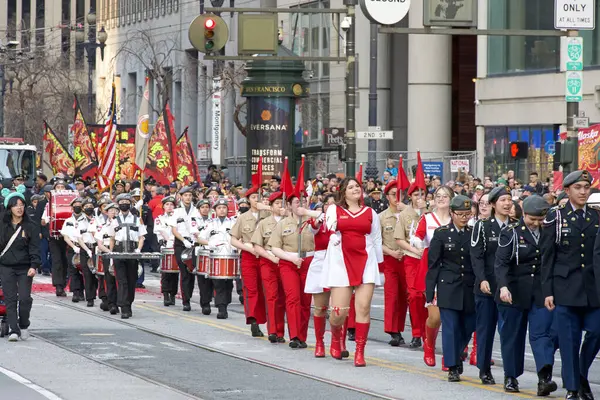 San Francisco, CA - 24 Şubat 2024: Çin Yeni Yıl Geçidi 'nin kimliği belirsiz katılımcıları, dünyanın en iyi 10 geçit töreninden biri ve Asya dışındaki türünün en büyük kutlamalarından biri.