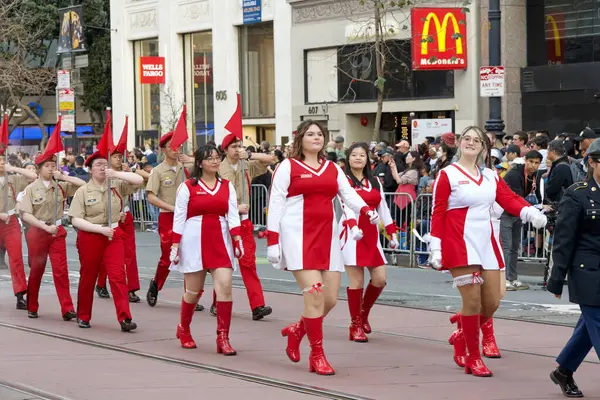 San Francisco, CA - 24 Şubat 2024: Çin Yeni Yıl Geçidi 'nin kimliği belirsiz katılımcıları, dünyanın en iyi 10 geçit töreninden biri ve Asya dışındaki türünün en büyük kutlamalarından biri.