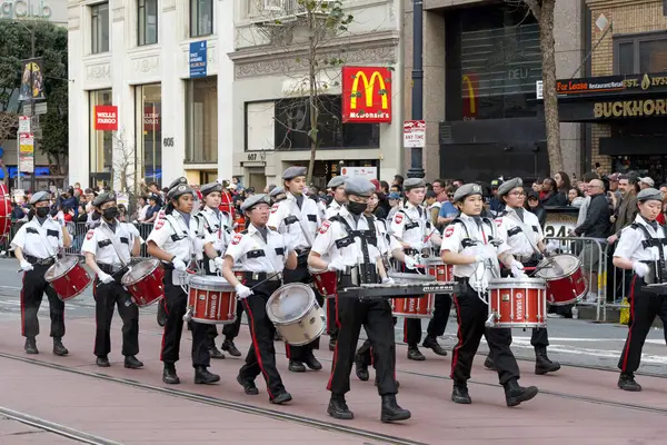 San Francisco, CA - 24 Şubat 2024: Çin Yeni Yıl Geçidi 'nin kimliği belirsiz katılımcıları, dünyanın en iyi 10 geçit töreninden biri ve Asya dışındaki türünün en büyük kutlamalarından biri.