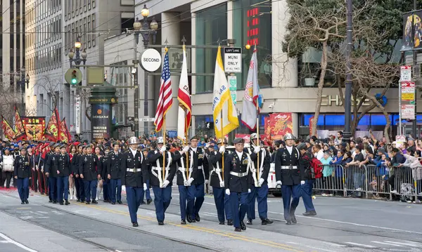 San Francisco, CA - 24 Şubat 2024: Çin Yeni Yıl Geçidi 'nin kimliği belirsiz katılımcıları, dünyanın en iyi 10 geçit töreninden biri ve Asya dışındaki türünün en büyük kutlamalarından biri.