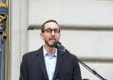 San Francisco, CA - 01 Mart 2024: Eyalet Senatörü Scott Wiener Belediye Binası önünde düzenlenen Ucuza Konut Basın Konferansında konuşuyor